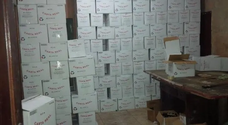 Desmantelan laboratorio clandestino de bebidas alcohólicas adulteradas en San Cristóbal