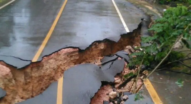 Se hunden tramos de dos carreteras en Samaná; hay varias localidades incomunicadas