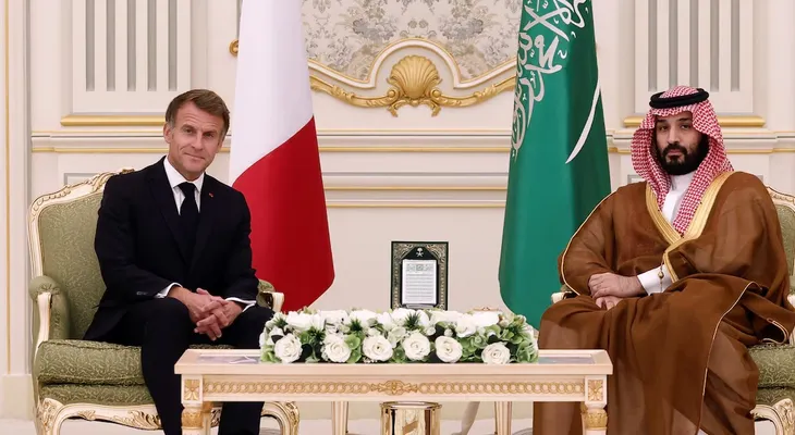 Macron cierra gira en Riad con acuerdo saudí para extender suministro adicional de diésel a Francia
