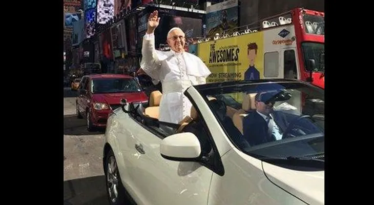 Figura de cera del papa pasea en Nueva York y causa confusión