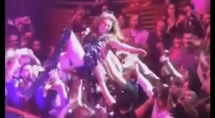 Thalía se lanza al público y miren como salió (VIDEO)
