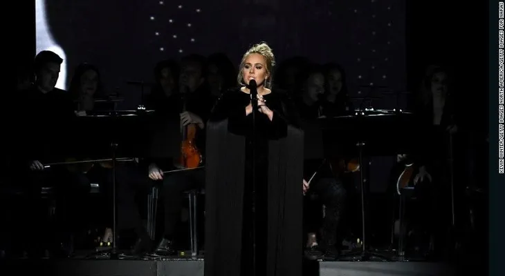 Adele interrumpe su tributo a George Michael y vuelve a empezar