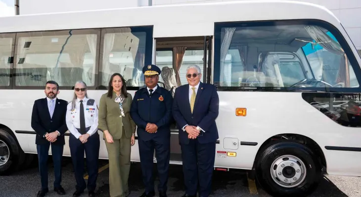 Banreservas dona minibús al Cuerpo de Bomberos del Distrito Nacional