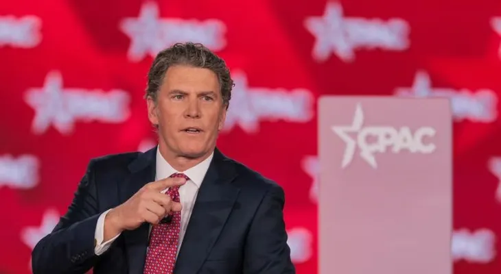 Candidato republicano en Texas enfrenta críticas bipartidistas por publicaciones extremistas