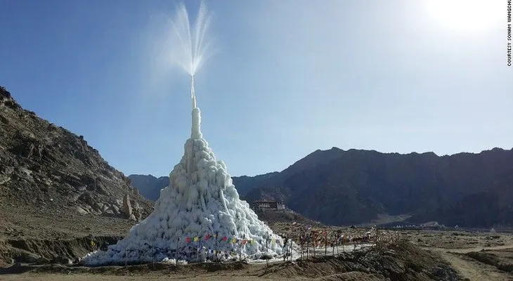 Un hombre está construyendo un glaciar artificial en el desierto