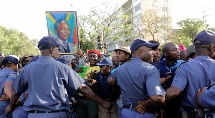 Derriban barreras policiales para ver a Mandela por última vez antes de ser enterrado
