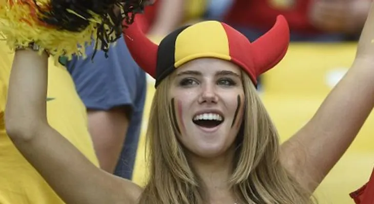 Fotos: Reaparece la hincha más guapa de Mundial 2014 después de ser despedida por L'Oréal 