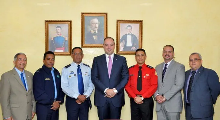 Ministro de Industria y Comercio visita edificio del CECCOM; realiza donación de uniformes