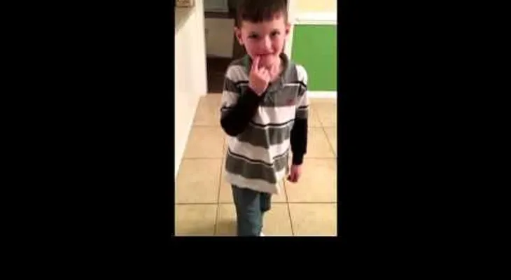 Niño quiere ver a su padre que se fue a la guerra; cuando se voltea no puede evitar llorar (VIDEO)
