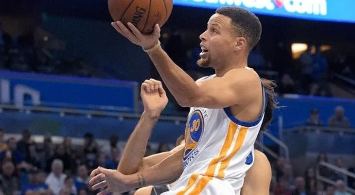 Curry encesta 51 y establece un récord de triples