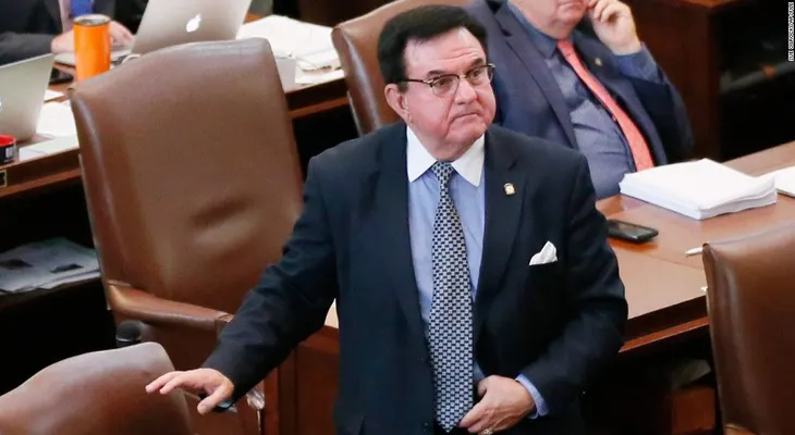 Republicanos critican propuesta de entregar niños que no hablen inglés al Servicio de Inmigración