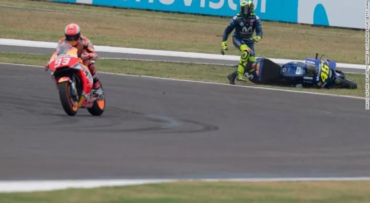 Valentino Rossi critica al "sucio y peligroso" Marc Márquez tras el caos en el MotoGP de Argentina