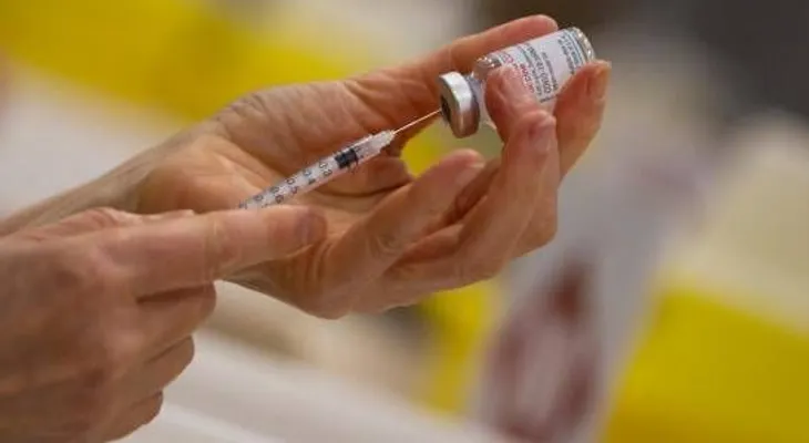Agencia europea analiza vacunas de Pfizer y Moderna por riesgos de coágulos