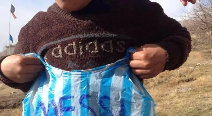 Niño afgano seguidor de Messi deja el país tras amenazas de muerte