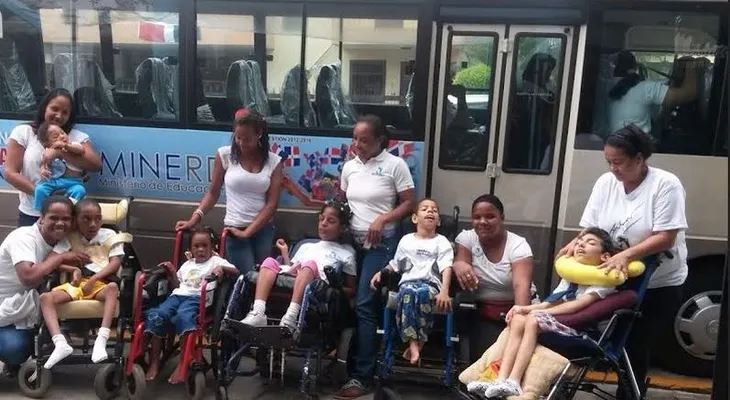 Ministerio de Educación dona autobuses para niños con condiciones especiales