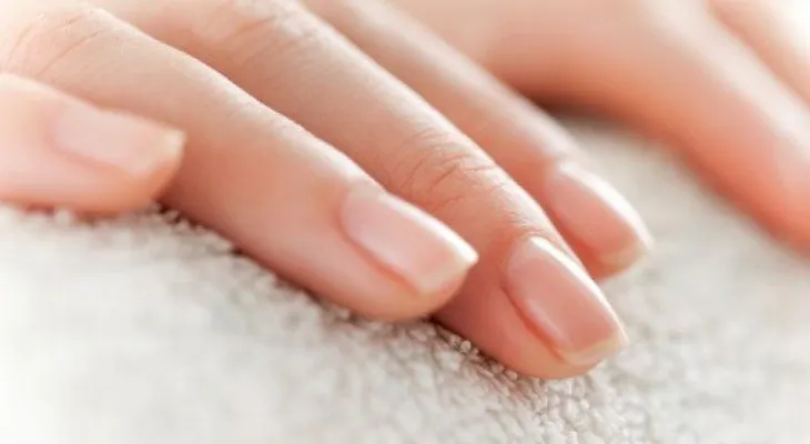 Por esta razón aparecen las manchas blancas en las uñas