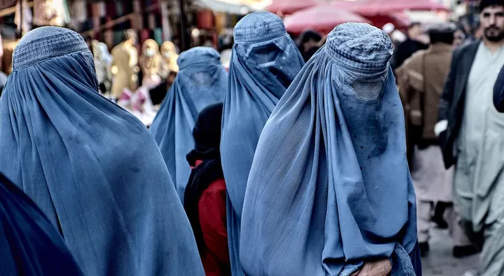Talibanes detienen a mujeres y niñas en Kabul y Herat por incumplir el código de vestimenta