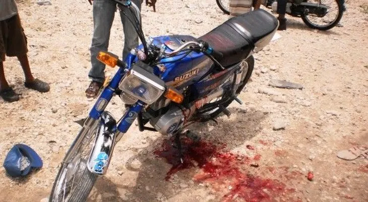 Guagua mata a dos primos al chocar motor en que iban en Bahoruco
