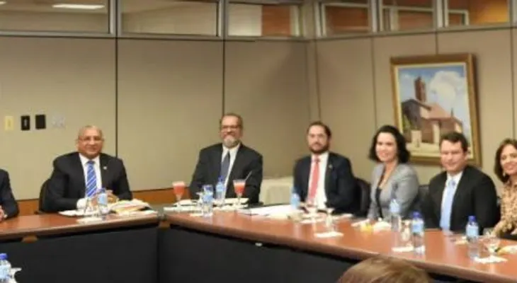 Gobernador Valdez Albizu explica a tesoreros de bancos medidas de flexibilización monetaria