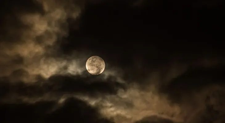  ¿Por qué se aleja la Luna?
