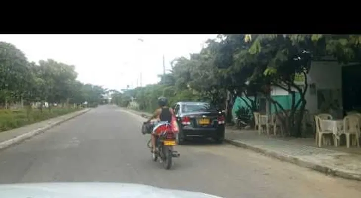 Una mujer da el pecho a su hijo mientras maneja moto (VIDEO)