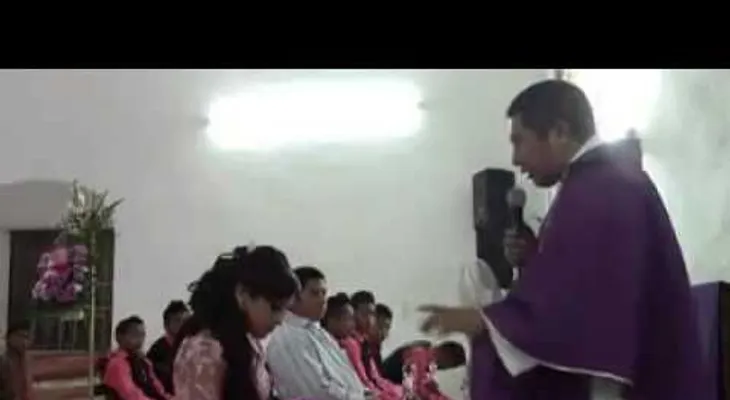 Sacerdote humilla a quinceañera en misa...(VIDEO)