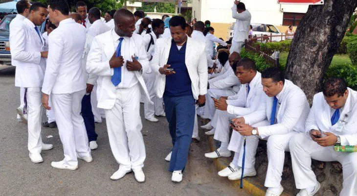 Médicos inician paro en hospitales