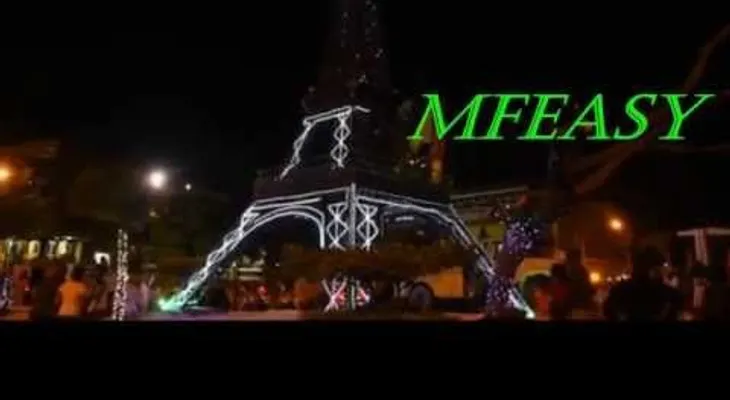 Iluminan con luces navidades réplica de la Torre Eiffel (VIDEO)