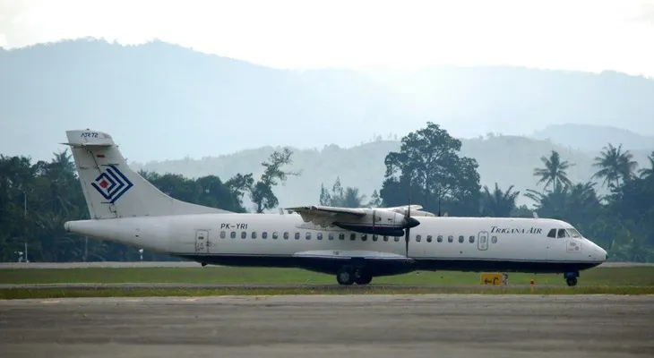 Rescatistas hallan restos y 38 cuerpos de avión indonesio