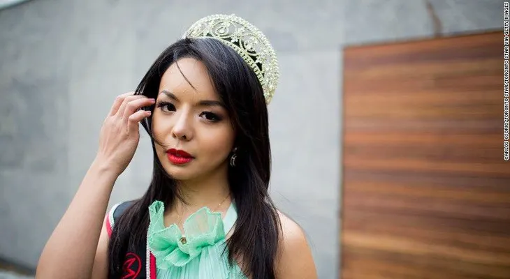 Bloqueada en China y silenciada en EE.UU., esta reina de belleza no se rinde