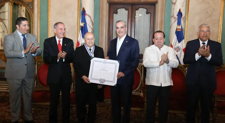 Presidente Abinader condecora a Franklyn Holguín Haché