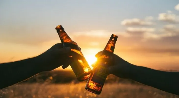 Una cerveza antes del vino no previene resaca, como se dice 