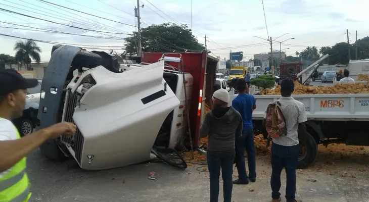 Camión cargado de arena se volca en la Prolongación 27 de Febrero
