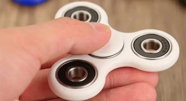 Quiso hacer un extraño truco con fidget spinner, pero el juguete puso en riesgo la salud de su hijo 