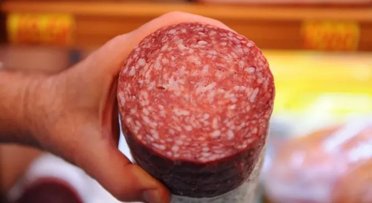 La oscura historia detrás del salami que acompaña el desayuno tradicional de República Dominicana