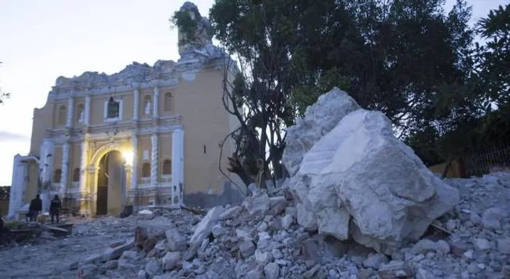 Derrumbe de iglesia en pleno bautizo deja once muertos en Puebla tras sismo