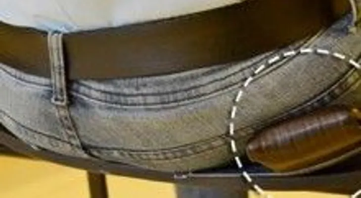 Sentarse con la cartera atrás podría afectar seriamente tu salud 