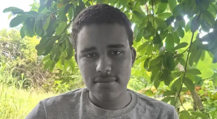 Llevan féretro de adolescente de 16 años a liceo para exigir respuestas