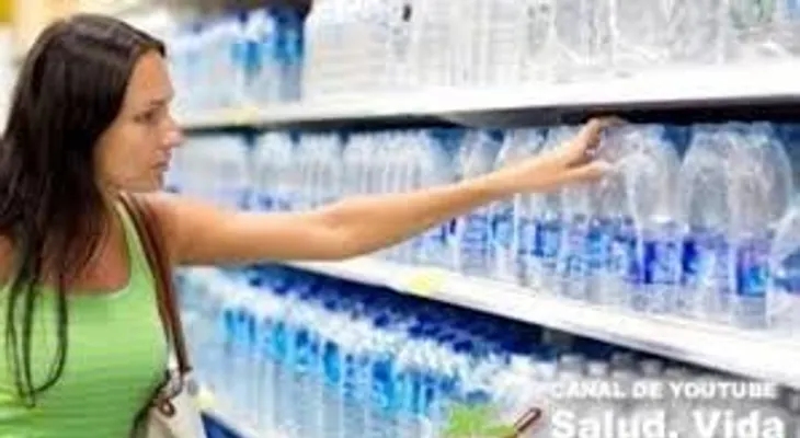Si compra agua en botella plástica debes fijarte en un detalle muy importante. URGENTEMENTE!