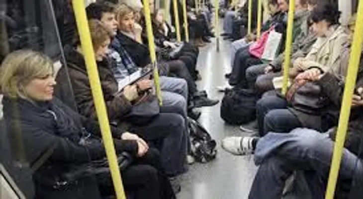Golpean brutalmente a una mujer en un tren de Londres por hablar en español