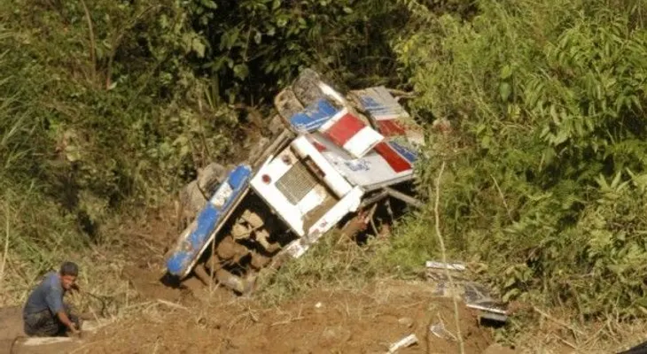 Perú: 26 muertos al caer autobús por un precipicio.