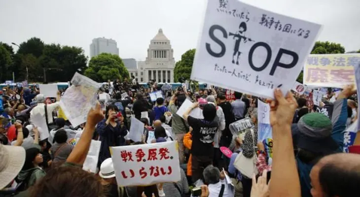Decenas de miles protestan en Tokio contra leyes de Defensa 