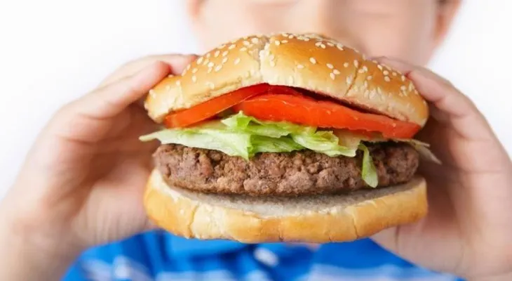 Niño de 8 años que aprendió a manejar en youtube conduce camioneta a McDonald  