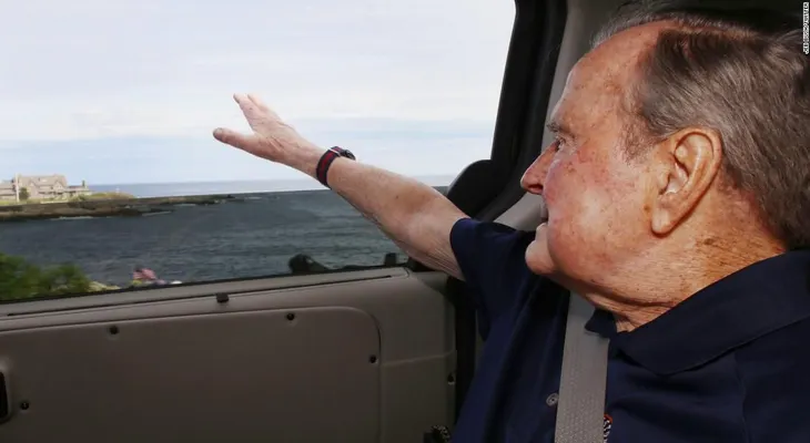 Expresidente George H.W. Bush sale del hospital tras ser tratado por baja presión sanguínea