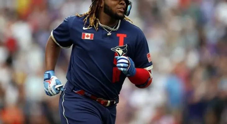 Vlady le dedica el premio a su padre Vladimir Guerrero. "Papá, esto es para ti"