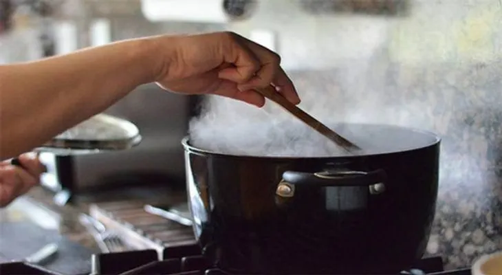 6 alimentos te pueden envenenar si lo recalienta: El pollo, huevo, papas, remolacha, apio y espinacas