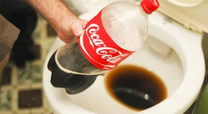 Video: Coca-Cola, una excelente solución para limpiar el inodoro