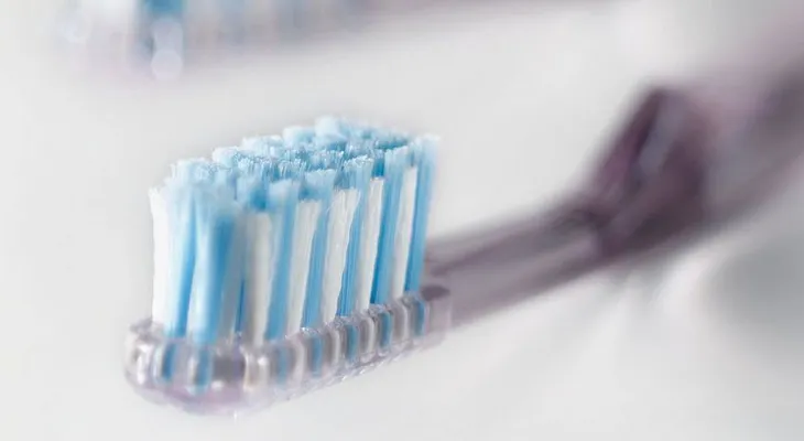 Cinco cosas que quizás no sabe de su cepillo de dientes