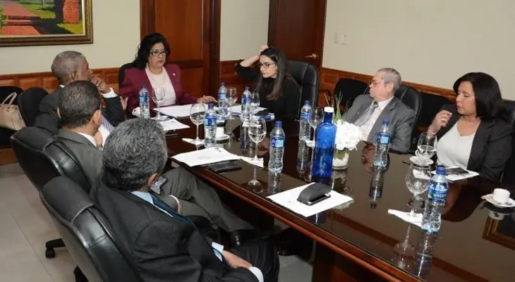 Senadores reciben propuestas para modificación Ley General  de Educación 66-97.