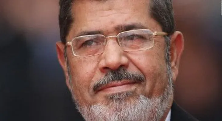 Revocan sentencia de cadena perpetua contra el expresidente egipcio Mohamed Mursi